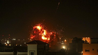FOTO: Malam Penuh Hujanan Roket Israel di Jalur Gaza Palestina