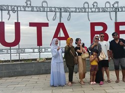 Papan Nama Baru di Pantai Kuta Diserbu Wisatawan untuk Berfoto