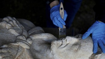 FOTO: Patung Kaisar Romawi Mirip Hercules Ditemukan di Selokan Roma