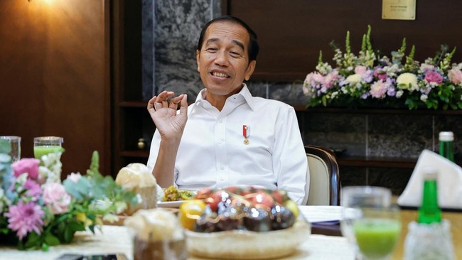 Jokowi membantah kabar dirinya mendukung sistem proporsional tertutup atau yang dikenal dengan sistem pemilu mencoblos partai.