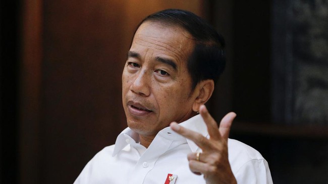 Presiden Jokowi meminta TNI dan Polri fokus menjaga stabilitas politik selama tahapan Pemilu 2024. Jokowi tak ingin anggota TNI-Polri ikut kegiatan politik.
