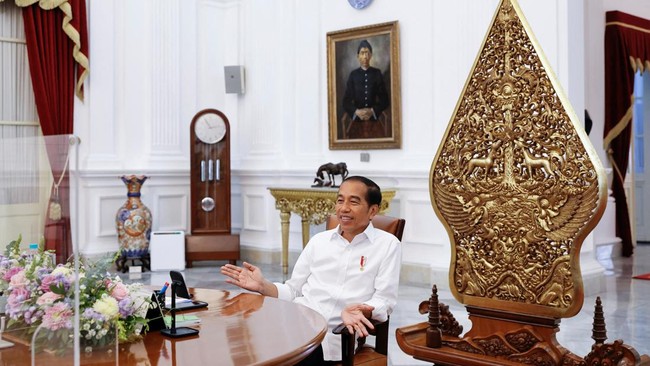 Jokowi disebut akan berusaha memiliki banyak keranjang menyimpan telur, agar ketika ada satu telur pecah, Jokowi masih punya cadangan keranjang lain.