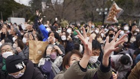 FOTO: Kembali Melempar Kacang Demi Hoki Usai Pandemi di Jepang