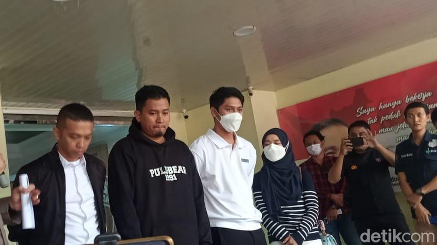 Rizky Billar Rizky Billar berdampingan dengan hater.