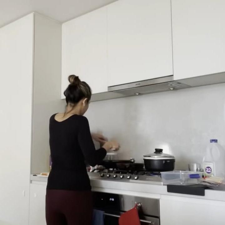 <p>Dapurnya yang penuh dengan nuansa warna putih ini juga tampak simpel dan minimalis sekali, ya, Bunda. (Foto: YouTube Acha Septriasa)</p>