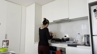 <p>Gaya minimalis juga terlihat dari dapur Acha Septriasa yang sangat simpel dengan nuansa serba putih, nih. (Foto: YouTube Acha Septriasa)</p>
