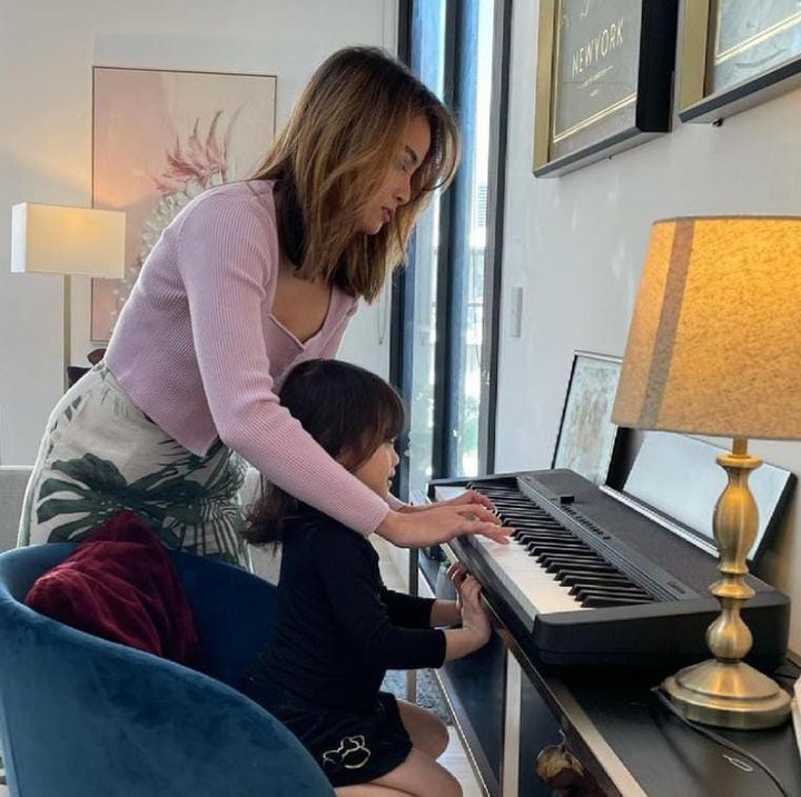 <p>Di apartemen, Acha dan Vicky juga menyediakan piano yang sering mereka mainkan bersama sang putri. (Foto: YouTube Acha Septriasa)</p>