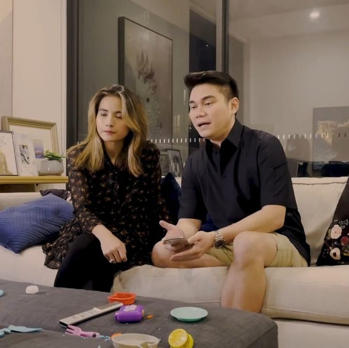 <p>Setelah menikah, Acha Septriasa dan Vicky Kharisma memutuskan untuk tinggal di Australia bersama putri kecil mereka, Bridgia. Keluarga kecil yang satu ini menetap di sebuah apartemen di Sydney, Bunda. Meski belum pernah membagikan video <em>house tour, </em>beberapa kali sudut rumah mereka terlihat dalam video dan potret yang mereka bagikan. Seperti potret ruang tamu sekaligus ruang keluarga mereka yang satu ini. Tampak sederhana, tetapi terlihat sangat nyaman, ya, Bunda. (Foto: YouTube Acha Septriasa)</p>