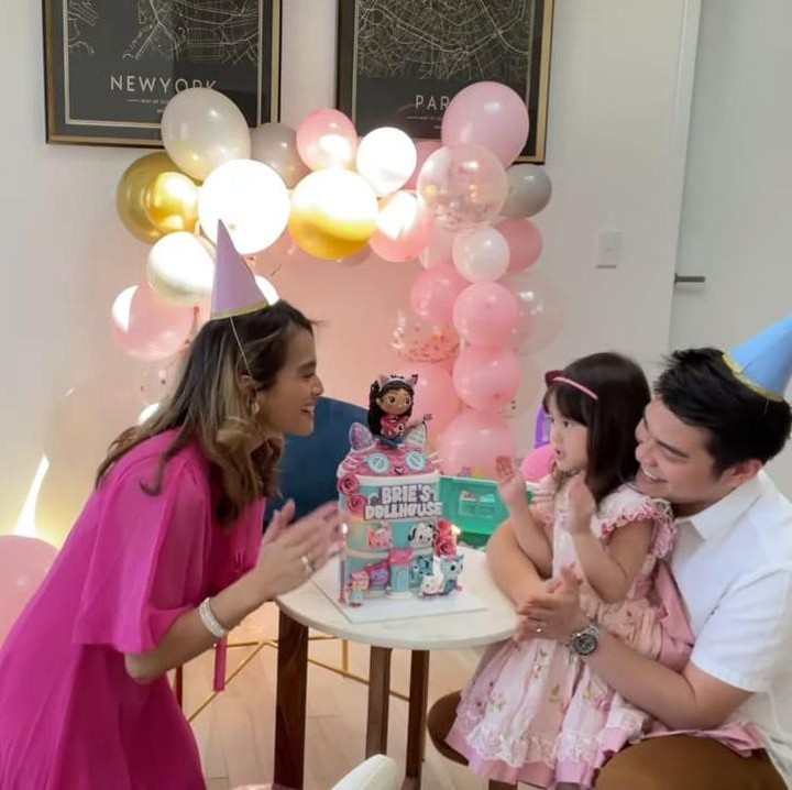 <p>Acha Septriasa bahagia menjalani kehidupan di luar negeri bersama suami dan anak. Acha menetap di sebuah apartemen di Australia usai suaminya, Vicky Kharisma diterima bekerja di sana. (Foto: YouTube Acha Septriasa)</p>
