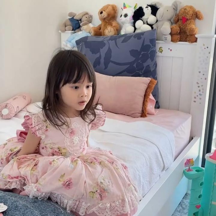 <p>Kamar milik Si Kecil Bridgia dipenuhi dengan nuansa putih dan <em>pink</em>, sesuai dengan warna favoritnya, Bunda. Kamarnya pun memiliki pemandangan langsung kota Sydney, lho. (Foto: YouTube Acha Septriasa)</p>