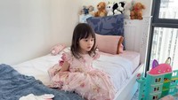 <p>Sementara itu kamar milik Si Kecil Bridgia dipenuhi dengan nuansa putih dan pink, sesuai dengan warna favoritnya, Bunda. Kamarnya pun memiliki pemandangan langsung Kota Sydney, lho. (Foto: YouTube Acha Septriasa)</p>