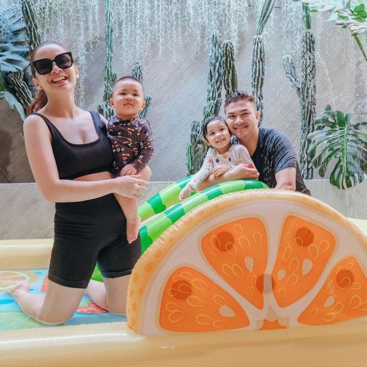 <p>Memiliki dua orang anak yang masih kecil, Chelsea dan Glenn menyediakan <em>mini playground</em> di halaman belakang mereka. Meski halamannya tak terlalu luas, masih terlihat nyaman untuk tempat bermain anak-anak, ya, Bunda. (Foto: Instagram@chelseaoliviaa)</p>