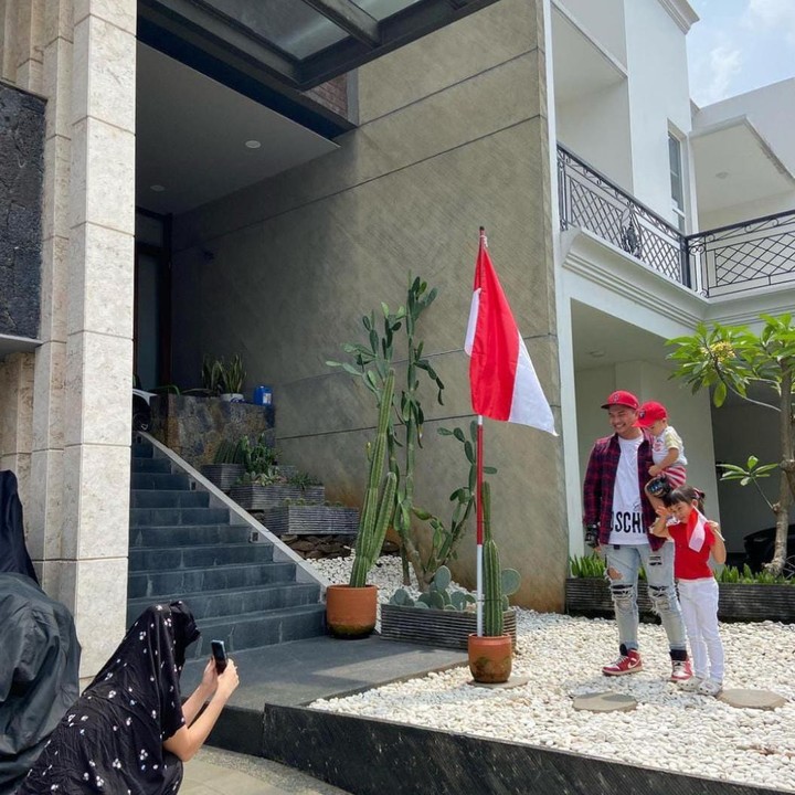 <p>Beberapa waktu lalu, Chelsea Olivia dan Glenn Alinskie membagikan kabar tak sedap. Mereka menampilkan beberapa potret rumahnya yang ambruk setelah ditinggal ke Bali selama empat bulan, Bunda. Nah, Bunda penasaran bagaimana potret rumah pasangan yang satu ini sebelum ambruk? (Foto: Instagram@chelseaoliviaa)</p>