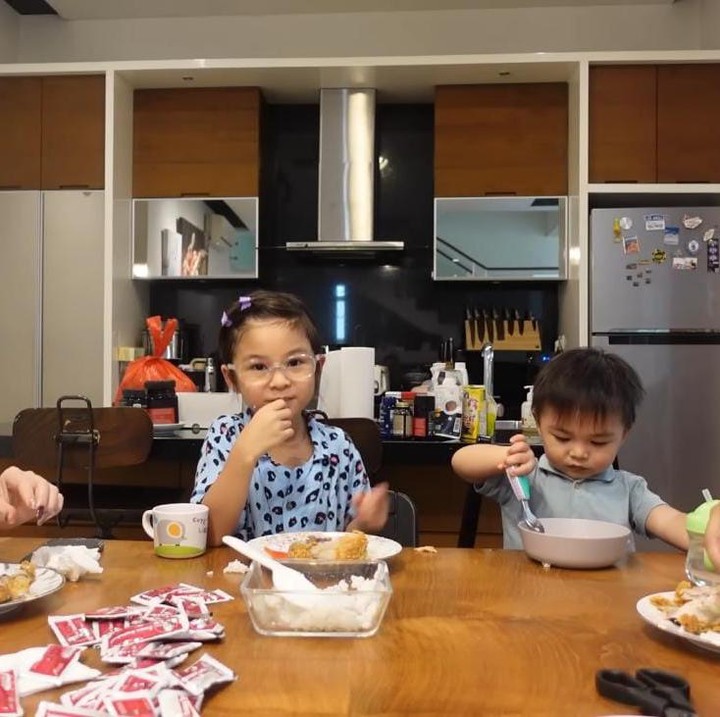 <p>Sebagian besar rumah pasangan ini memang menggunakan nuansa cokelat dan putih, sama seperti dapur dan ruang makan mereka. Ini berhasil membuat rumah mereka tetap bernuansa 'hangat' meskipun mengusung konsep modern minimalis. (Foto: Instagram@chelseaoliviaa)</p>