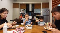 <p>Sebagian besar rumah pasangan ini memang menggunakan nuansa cokelat dan putih, sama seperti dapur dan ruang makan mereka. Ini berhasil membuat rumah mereka tetap bernuansa 'hangat' meskipun mengusung konsep modern minimalis. (Foto: Instagram@chelseaoliviaa)</p>