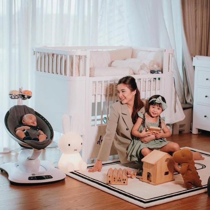 <p>Chelsea pun sempat membagikan potret kamar tidur Dante saat ia masih bayi, Bunda. Kamar tidur anaknya ini didominasi dengan nuansa cokelat dan putih. (Foto: Instagram@chelseaoliviaa)</p>