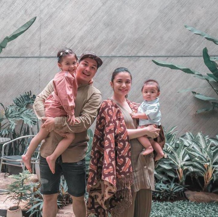 <p>Chelsea Olivia dan Glenn Alinskie sempat mengalami musibah. Plafon rumah mereka ambruk selama 4 bulan usai ditinggal ke Bali. Bunda tentunya penasaran kan, dengan potret plafon rumah pasangan ini sebelum ambruk? (Foto: Instagram@chelseaoliviaa)</p>