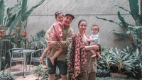 <p>Chelsea Olivia dan Glenn Alinskie sempat mengalami musibah. Plafon rumah mereka ambruk selama 4 bulan usai ditinggal ke Bali. Bunda tentunya penasaran kan, dengan potret plafon rumah pasangan ini sebelum ambruk? (Foto: Instagram@chelseaoliviaa)</p>