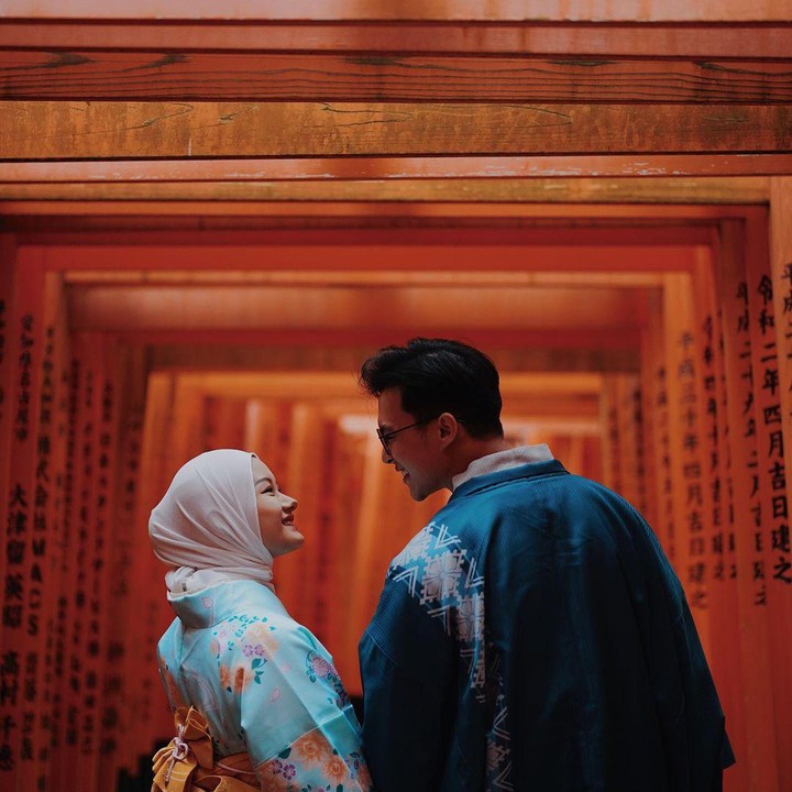 <p>Saling menatap, Dinda dan Rey tampak manis mengenakan Kimono Jepang. Di captionnya Dinda menulis,"Tsuki ga kirei desu ne?" yang merupakan idiom Jepang bermakna 'aku mencintaimu'. (Sumber: Instagram @dindahw)</p>