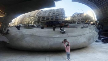 FOTO: Biji Raksasa di Sela Gedung Manhattan