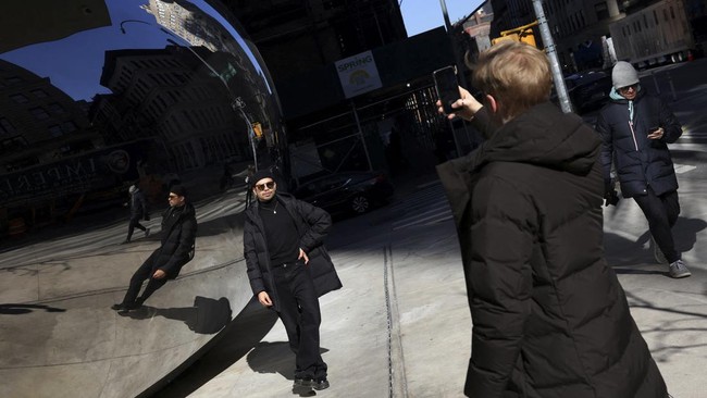 FOTO: Biji Raksasa di Sela Gedung Manhattan