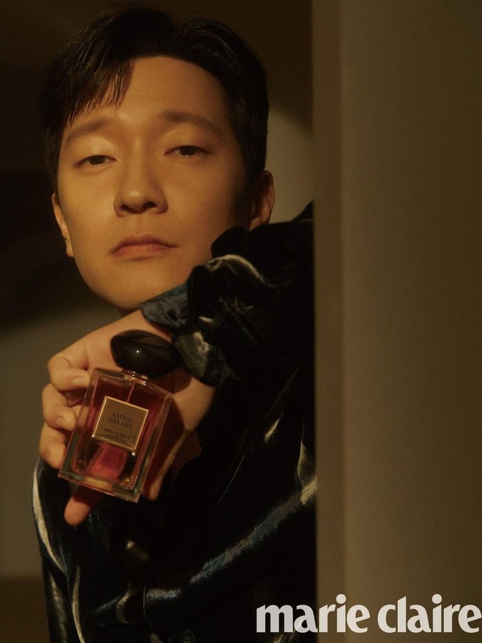 Dalam potret individual, Son Suk Ku terlihat manly dan masculine dengan outfit berwarna hitam, sekaligus berpose dengan wewangian dari Armani Prive./ Foto: instagram.com/marieclairekorea
