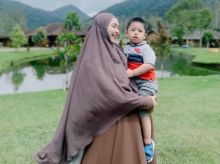 Cerita Oki Setiana Dewi Besarkan Anak yang Alami Sindrom Langka Prader Willi