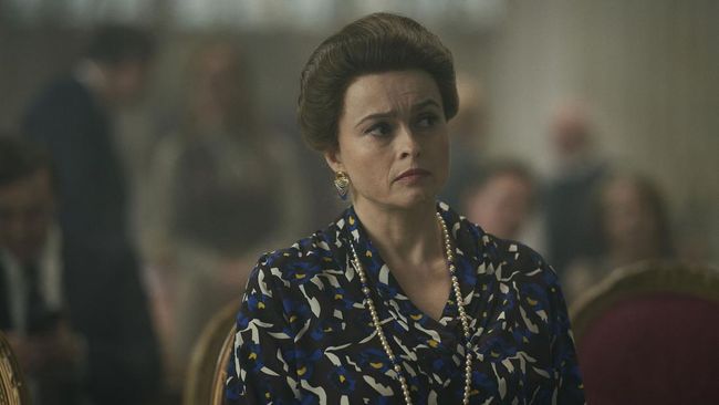 Helena Bonham Carter menilai serial The Crown mesti segera diakhiri karena sudah tidak relevan sebagai drama sejarah.