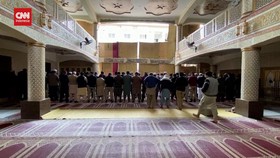 VIDEO: Pelaku Pakai Seragam Polisi Saat Ledakkan Masjid Pakistan