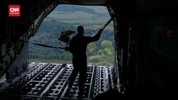 VIDEO: Aksi Militer Brasil Terjunkan Paket Makanan ke Suku Yanomami