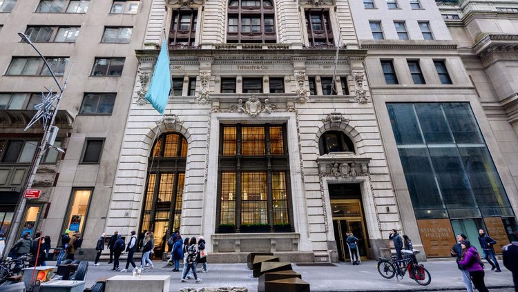 Toko Perhiasan Tiffany & Co. NEW YORK, NEW YORK - DECEMBER 29: A view of the Tiffany & Co. store on Wall Street in Downtown Manhattan on December 29, 2022 in New York City. (Photo by Roy Rochlin/Getty Images)