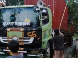 Truk Trailer Nyasar ke Jalan Sempit Tangerang Bikin Geger, Begini Kisahnya