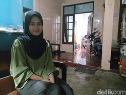 Tukang Becak Lamongan Tambal Sendiri Jalan Berlubang, Sang Anak Terharu
