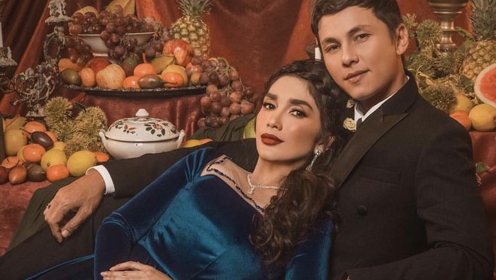 Intip 5 Gaya Ussy Sulistyawati dan Andhika Pratama yang Selalu Tampil Kompak dan Stylish