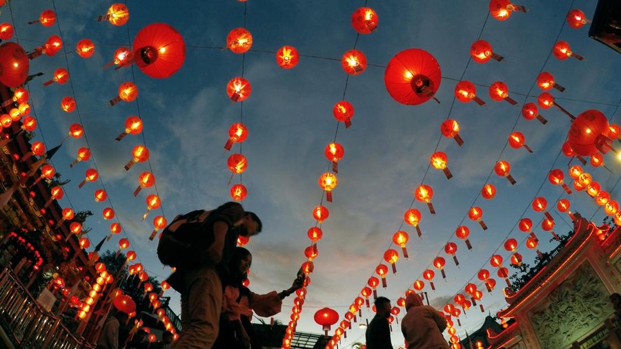 Apa hubungan Cap Go Meh dengan lampion? Cap Go Meh identik dengan festival lampion. Cap Go Meh dirayakan pada malam ke-15 bulan pertama Imlek setiap tahunnya.