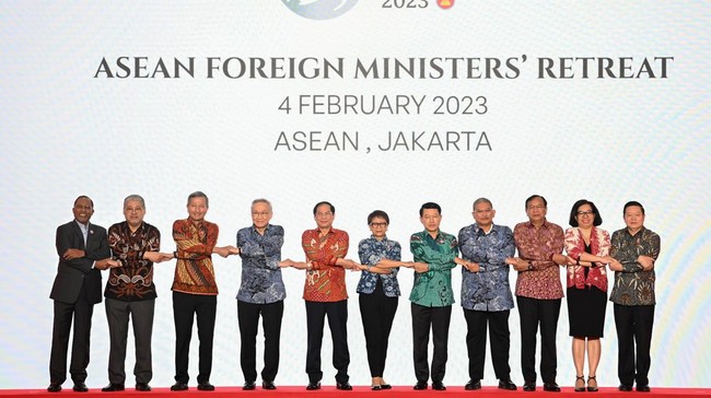 Indonesia menganggap sengketa wilayah di Laut China Selatan menjadi urusan bilateral negara yang bersangkutan, bukan dengan ASEAN.