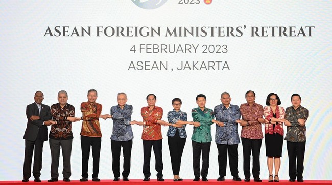 RI Sebut ASEAN Tak Bisa Bantu Isu Laut China Selatan: Itu Bilateral Indonesia menganggap sengketa wilayah di Laut China Selatan menjadi urusan bilateral negara yang bersangkutan, bukan dengan ASEAN.