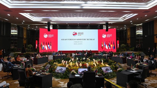 Menteri Luar Negeri RI Retno Marsudi menegaskan ASEAN satu suara menangani konflik di Myanmar meski sejumlah negara dikabarkan berbeda pendapat soal masalah ini
