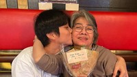 <p>Ternyata, liburan ke Jepang ini menjadi impian ibunda Dikta. Sebagai putra yang baik, ia mengabulkan permintaan tersebut sambil merayakan ulang tahun ibundanya. "SELAMAT ULANG TAHUN SES ENDANG PRATIWI FOREVER YOUNG," tulisnya melalui akun @dikta. (Foto: Instagram @dikta)<br /><br /><br /></p>