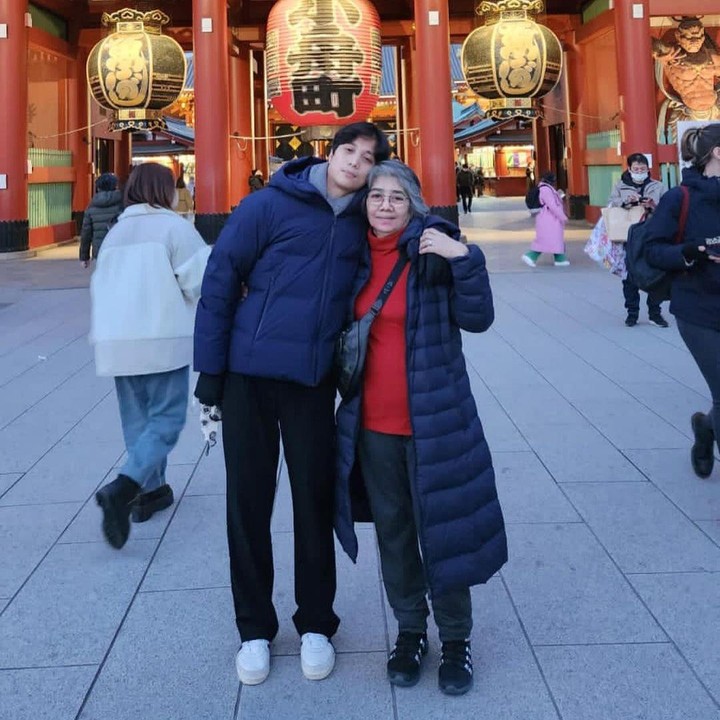 <p>Dalam unggahan tersebut, penyanyi kelahiran 37 tahun silam ini tampak menikmati liburan bersama ibunda tercinta, Endang Pratiwi, di Jepang. (Foto: Instagram @dikta)<br /><br /><br /></p>
