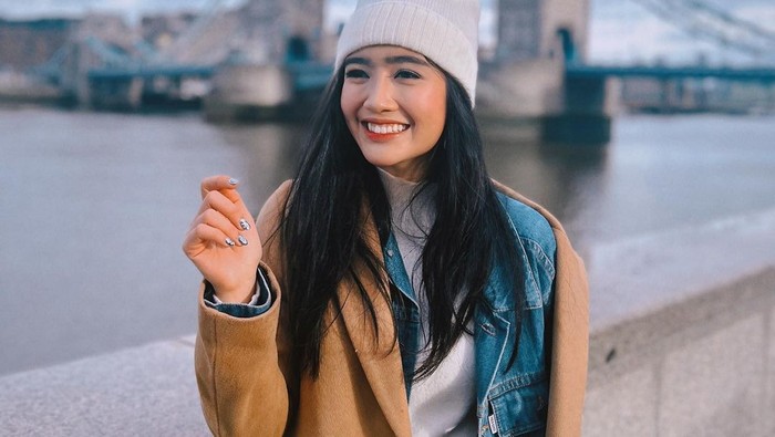 Bingung Pakai Apa, Yuk Intip Outfit ala Febby Rastanty Saat Liburan