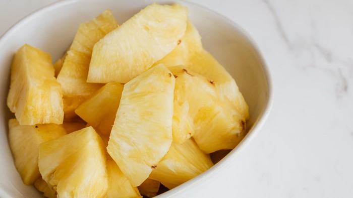 Nanas menjadi salah satu buah tropis yang banyak dinikmati di kala cuaca panas. Nanas bisa membantu meningkatkan produksi kolagen dalam tubuh karena kandungan vitamin C yang dimilikinya.