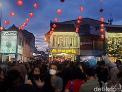 Tumplek Blek! Ribuan Pengunjung Saksikan Malioboro Imlek Carnaval