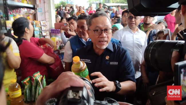 Zulhas Atur Beli Minyakita Pakai KTP, Seorang Dibatasi 5 Kg Mendag mengatur pembelian Minyakita harus memakai KTP dan dibatasi 5 kg per orang.