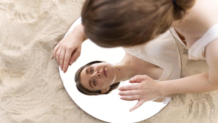 Hati-hati Tidak Sehat! Ini 7 Tanda Seseorang Terlalu Mengkritik Diri Sendiri, Kamu Termasuk?