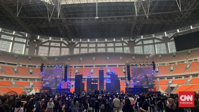 Mulan Jameela Buka Konser Pesta Rakyat: 30 Tahun Dewa 19 Mulan membawakan lagu-lagu dari Dewa 19 serta tembang hits lain yang berada dalam payung Republik Cinta Management (RCM).
