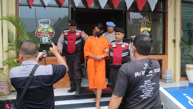 Porter Dibekuk Usai Curi Rp5 Juta di Bagasi Penumpang Bandara Bali Seorang porter di Bandara I Gusti Ngurah Rai dibekuk kepolisian usai mencuri uang Rp5 juta dari bagasi penumpang.