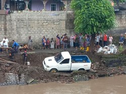 Plengsengan di Pasuruan Ambrol, Pikap Parkir di Atasnya Tercebur Sungai