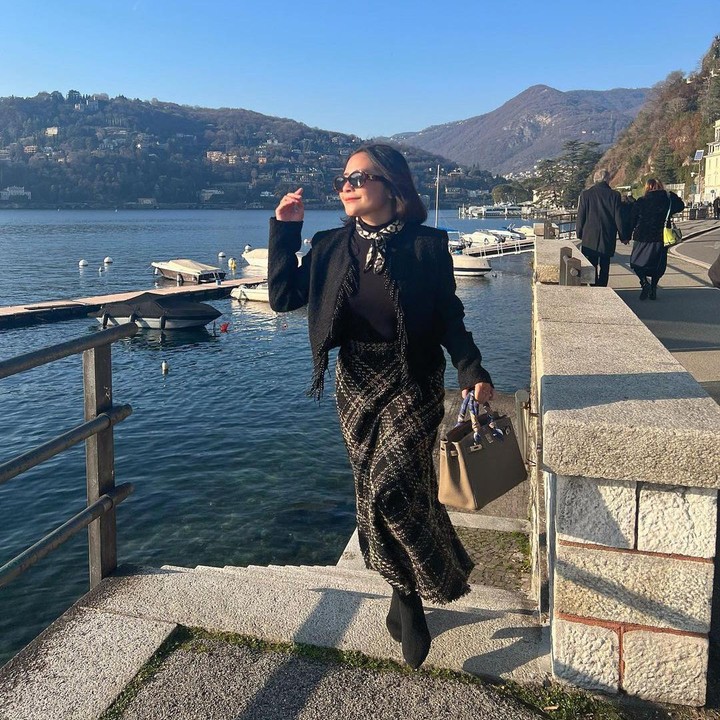 <p>Potret-potret yang Prilly bagikan memang sangat bagus dan membuat ia terlihat cantik, ya? Bagaimana menurut Bunda?(Foto: Instagram @prillylatuconsina96)<br /><br /><br /></p>
