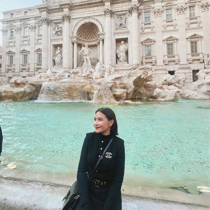 <p>Prilly juga terlihat mengunjungi situs Trevi Fountain, Bunda. Di sana, ia menyempatkan diri untuk make a wish dengan melemparkan koin di kolam air mancur. (Foto: Instagram @prillylatuconsina96)<br /><br /><br /></p>